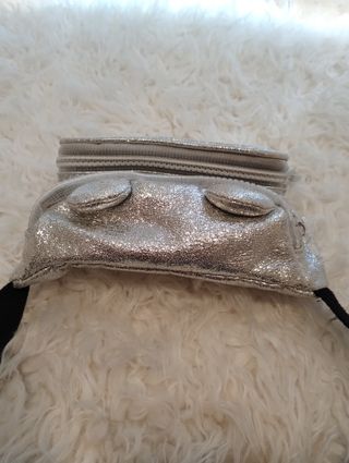 Riñonera Zara niña plateada