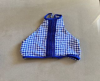Bikini azul y blanco a cuadros