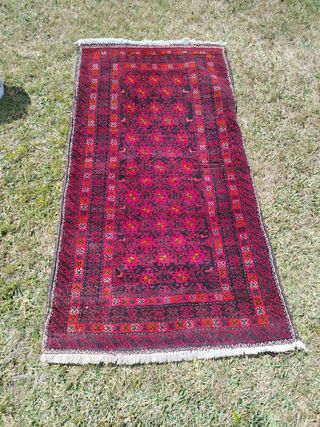 Alfombra persa roja y negra