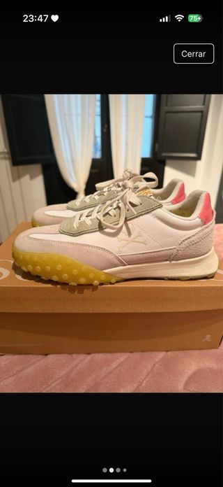 Zapatillas deportivas blancas y rosas