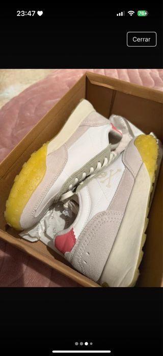 Zapatillas deportivas blancas y rosas