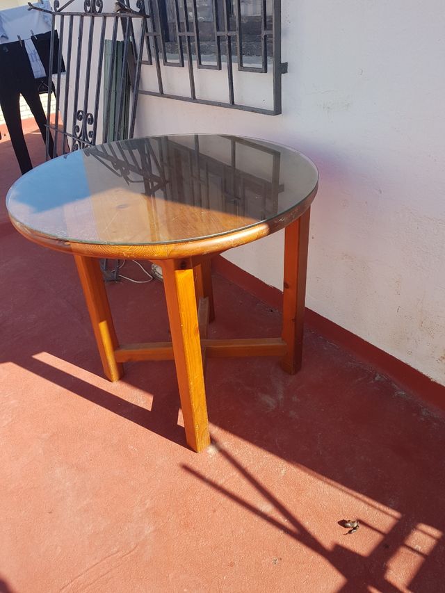 Mesa redonda de madera y cristal