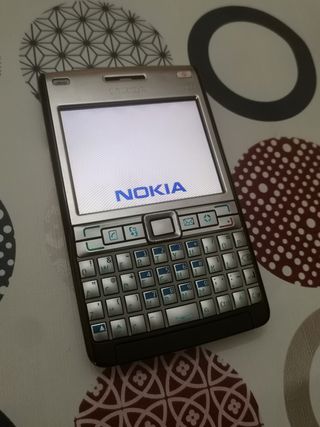 Nokia E61i - Teléfono móvil plateado
