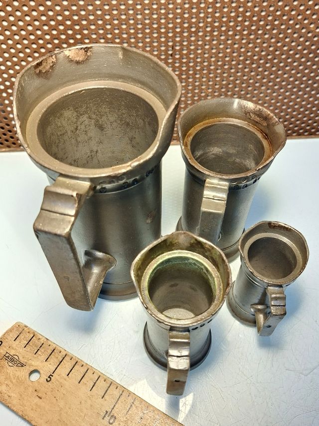 Jarras de medida antiguas (4)