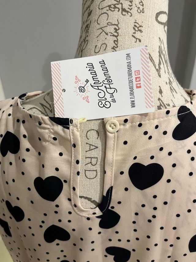 Vestido beige corazones negros