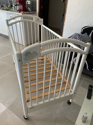 Cuna bebé blanca plegable 120 largo x 60 ancho.