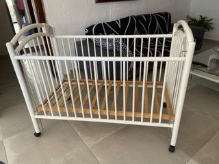 Cuna bebé blanca plegable 120 largo x 60 ancho.
