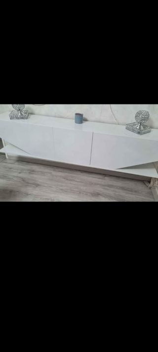 Vitrina blanca de madera