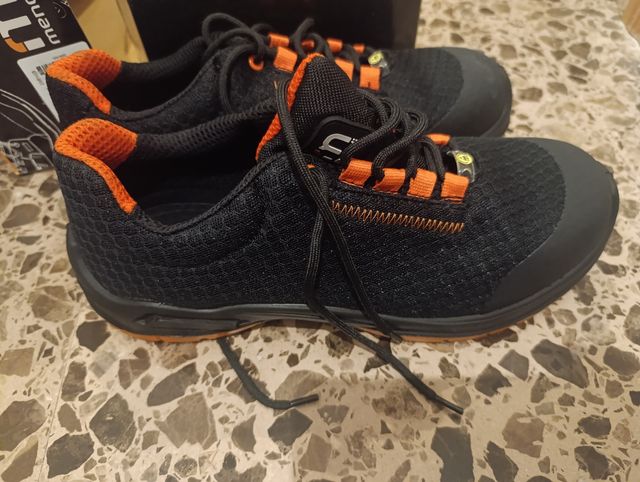 Botas seguridad negras y naranjas