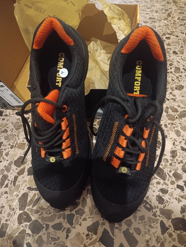 Botas seguridad negras y naranjas