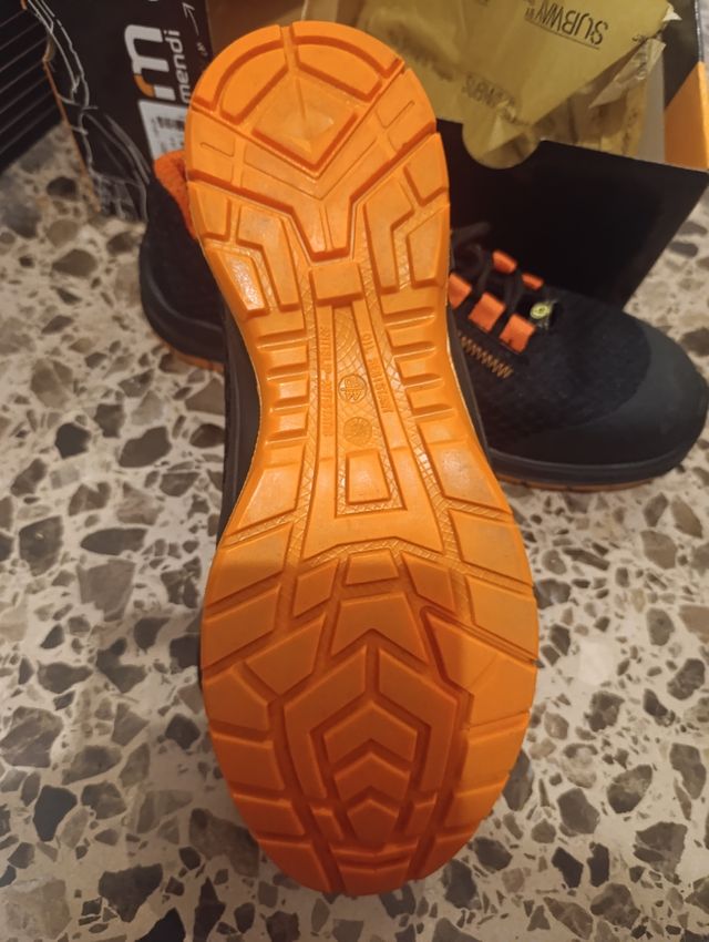 Botas seguridad negras y naranjas