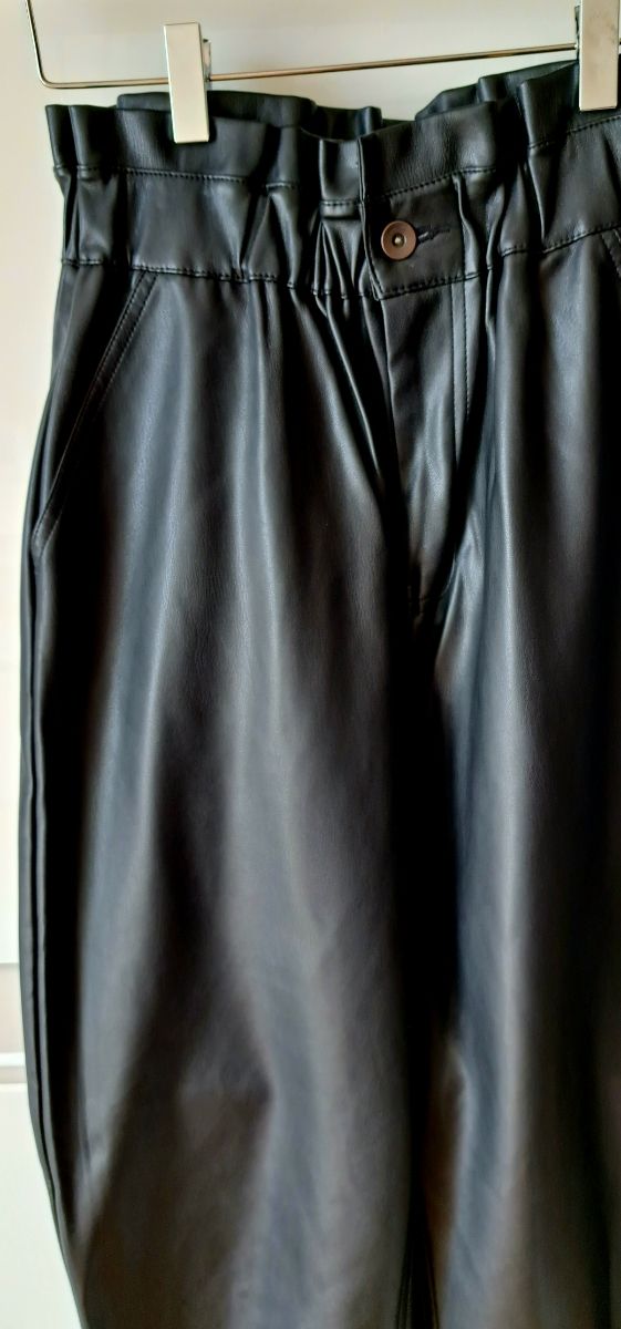 Pantalón polipiel Zara negro