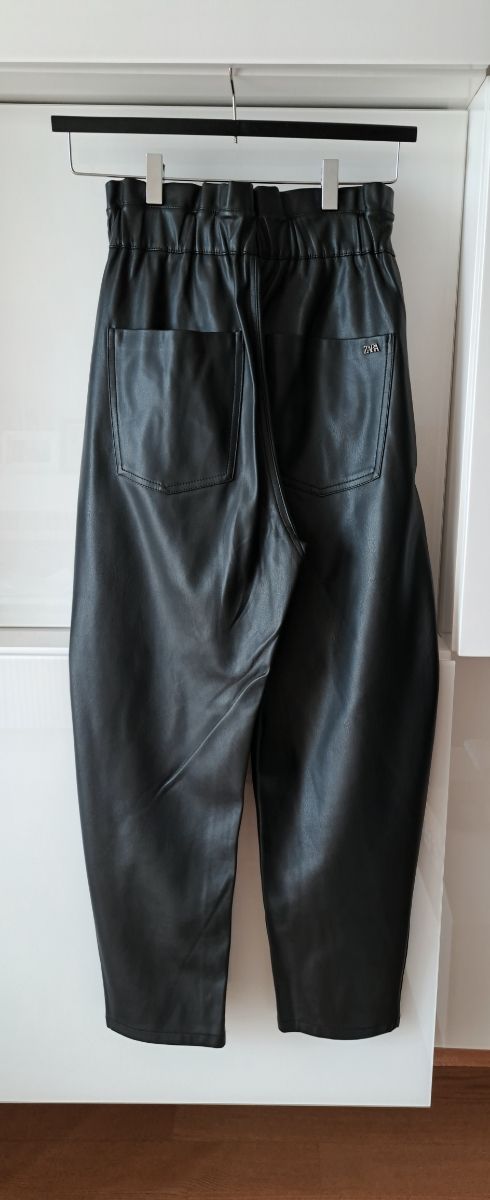 Pantalón polipiel Zara negro