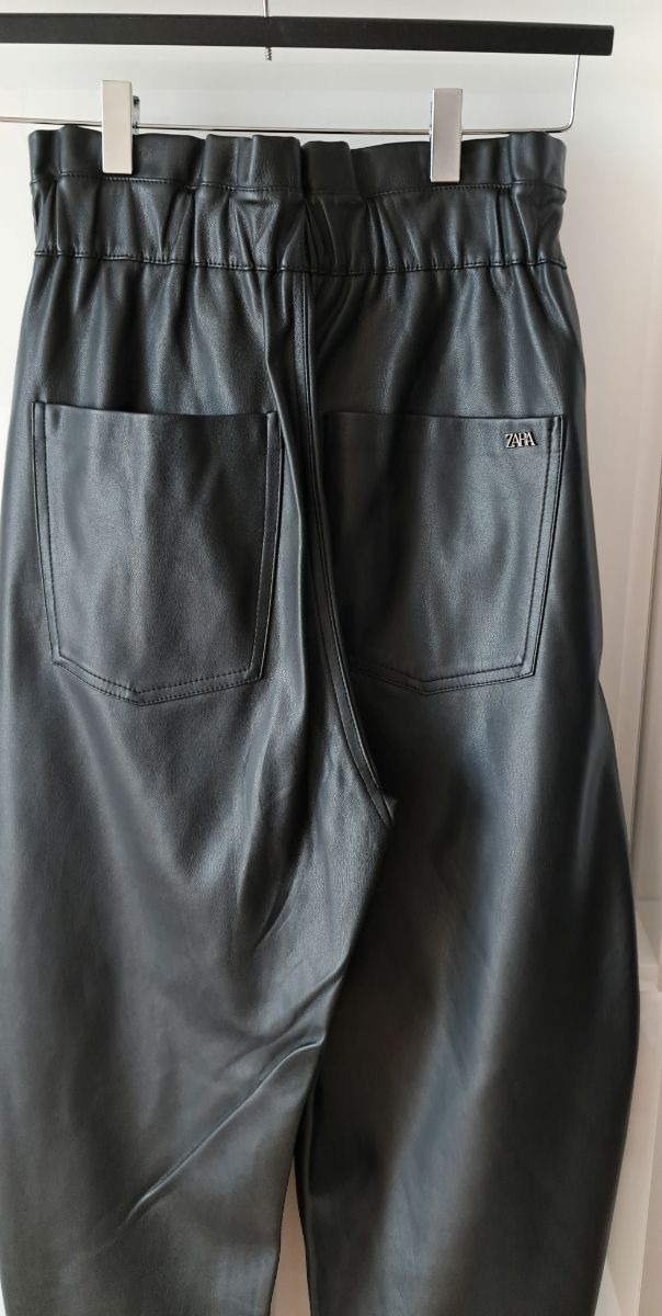 Pantalón polipiel Zara negro