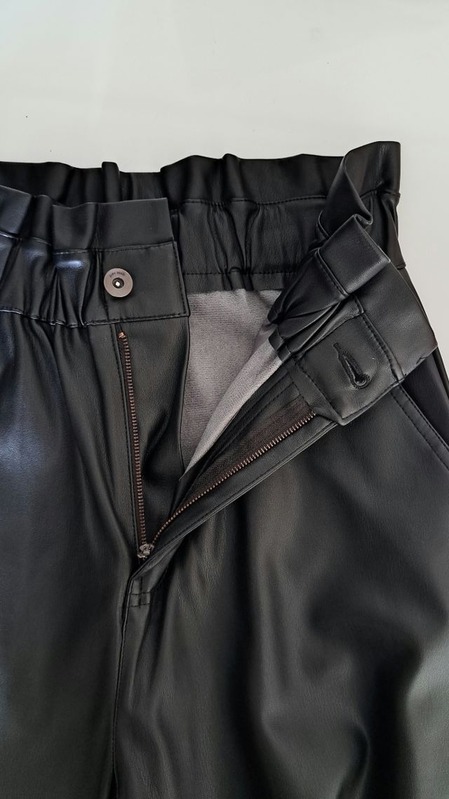 Pantalón polipiel Zara negro