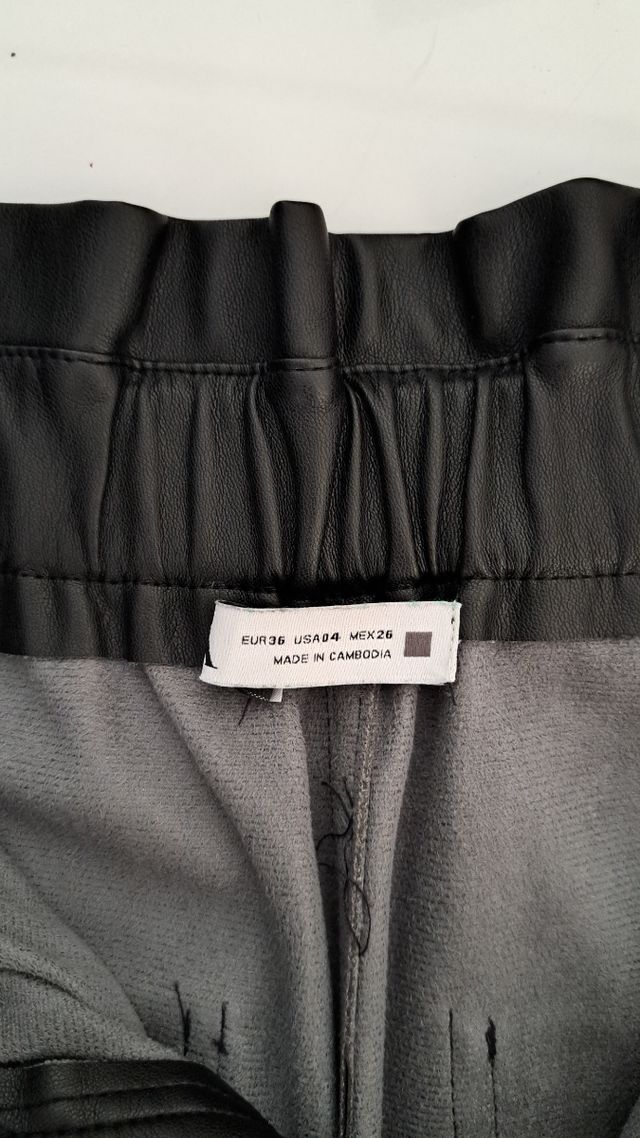 Pantalón polipiel Zara negro