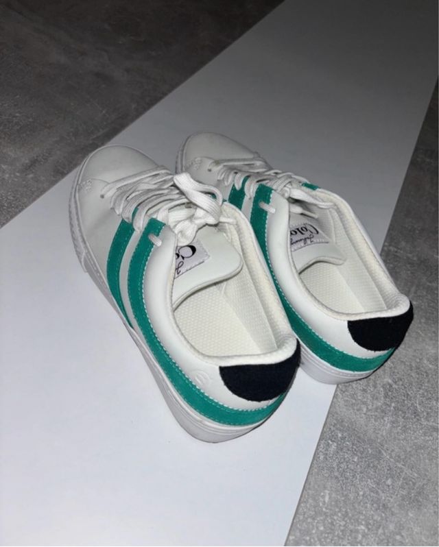 Zapatillas blancas y verde agua
