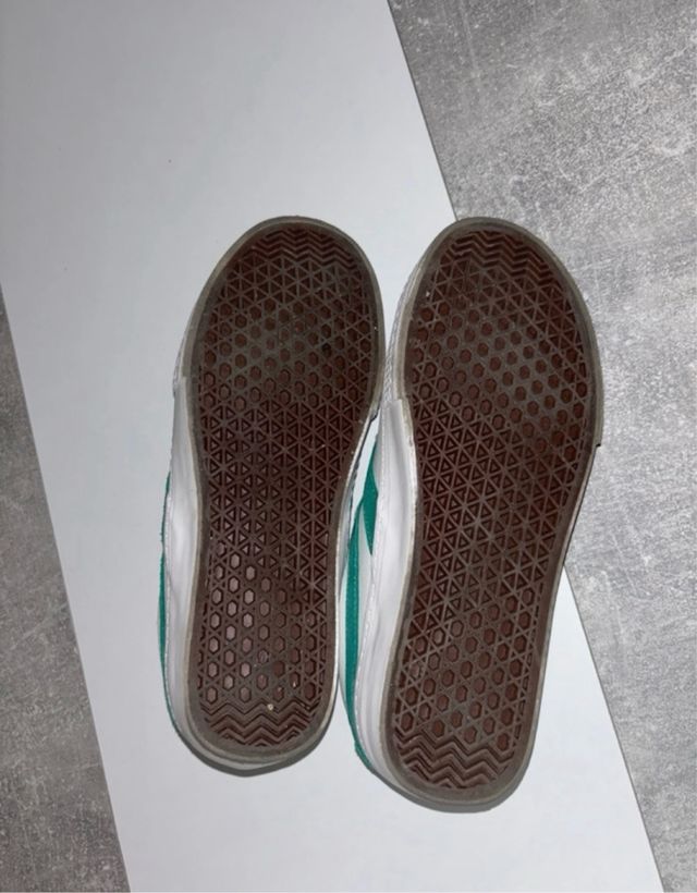 Zapatillas blancas y verde agua