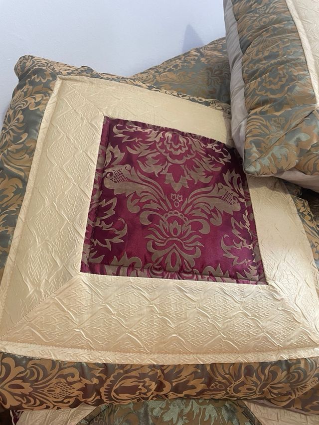 Edredón cama 135 o 150 - dorado y rojo 235x270 cm.