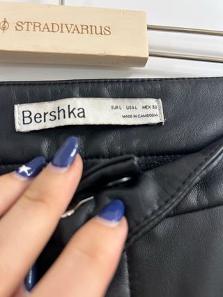 Pantalones Bershka cuero negros - L