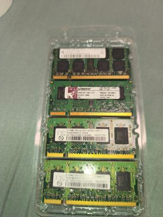 2x Memorias RAM Kingston 
De 1gb
Y otras dos de 51