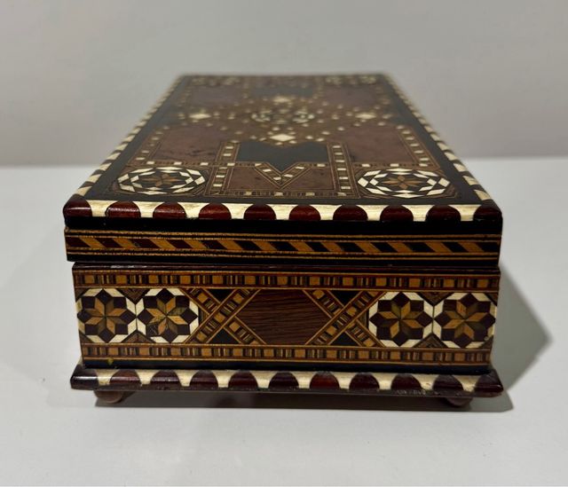 Caja Siria. Madera Ébano. Marquetería. Circa 1940.
