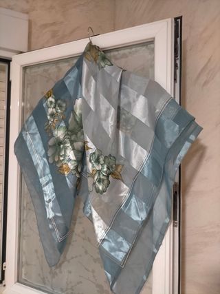Foulard gris, azul y verde