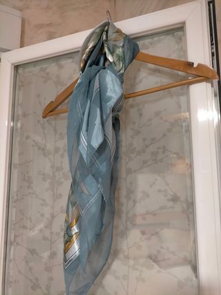 Foulard gris, azul y verde