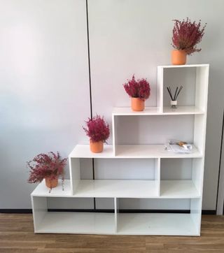 ESTANTERIA BLANCA ESCALONADA