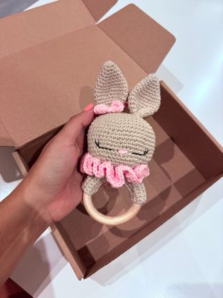 Sonajero conejito amigurumi regalo bebé