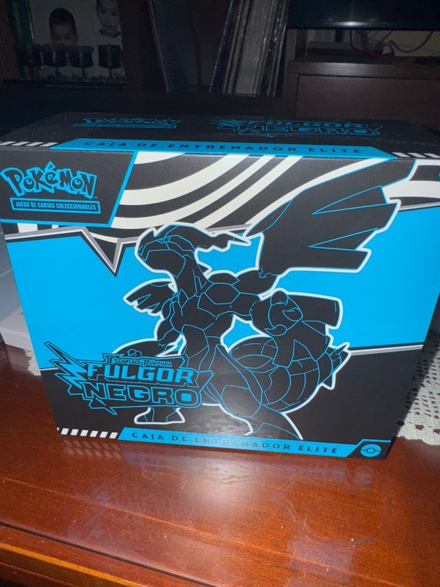 Caja Entrenador Elite Pokémon - Fulgor Negro