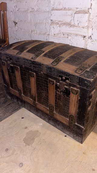 Baúl antiguo madera metal