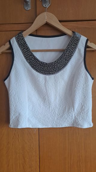 Crop top blanco con pedrería