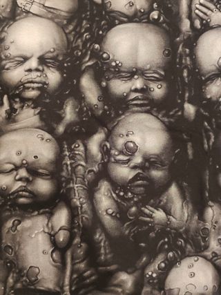 Camiseta H.R. Giger Babies wall hanger art 