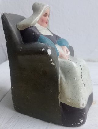 Antiguas esculturas de monje y monja