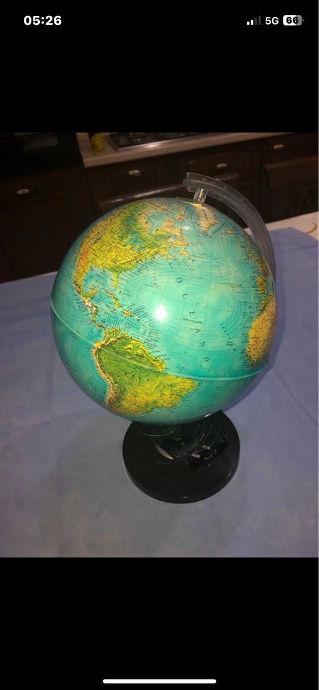 Mappamondo luminoso vintage