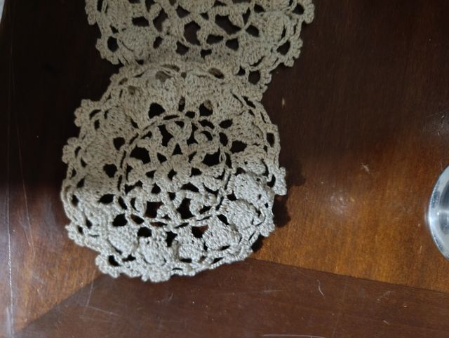 Centrini all'uncinetto beige