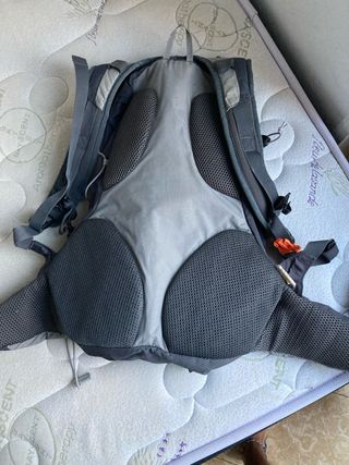 Mochila Quechua montaña gris-negra 20L