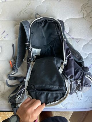 Mochila Quechua montaña gris-negra 20L
