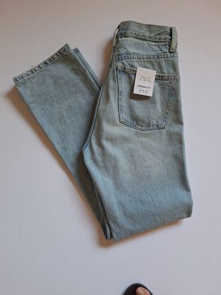 Jeans Zara azul claro Straight fit.
Talla 34.