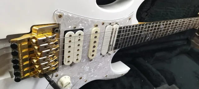 Ibanez JEM7V-WH con Fernandes Sustainer