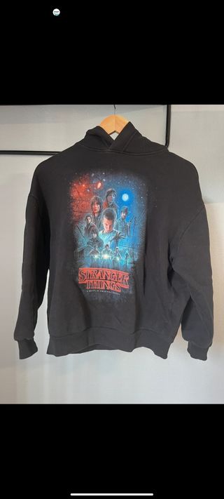 Sudadera Stranger Things Negra. Pull&Bear