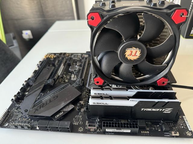 intel i7 9700k + Asus Rog Strix Z390