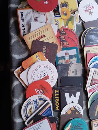 Collezione di sottobicchieri da birra