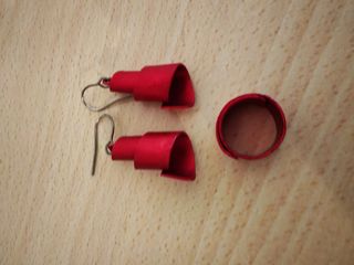 Bisutería roja: Pendientes y anillo
