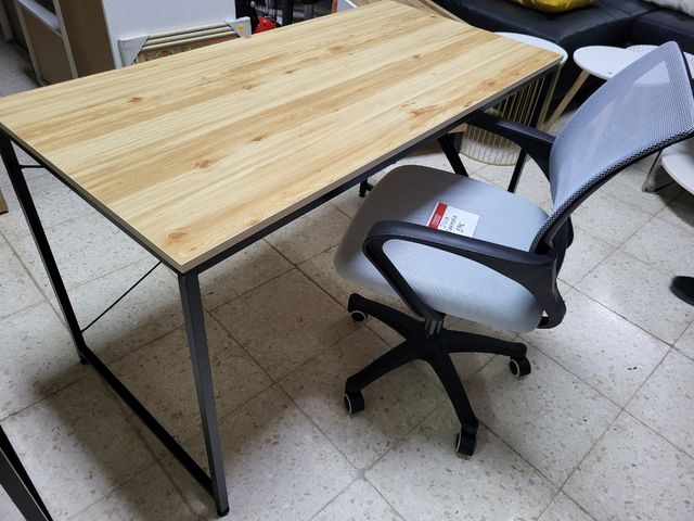 Mesas de estudio o escritorio de madera y metal