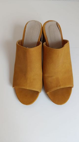 Sandalias tacón mostaza