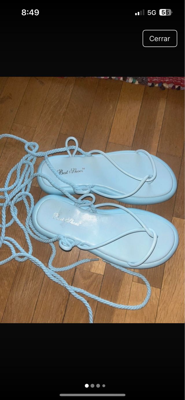 Sandalias planas azules atadas