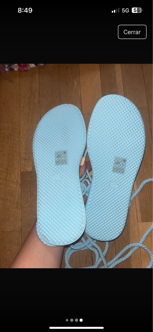 Sandalias planas azules atadas