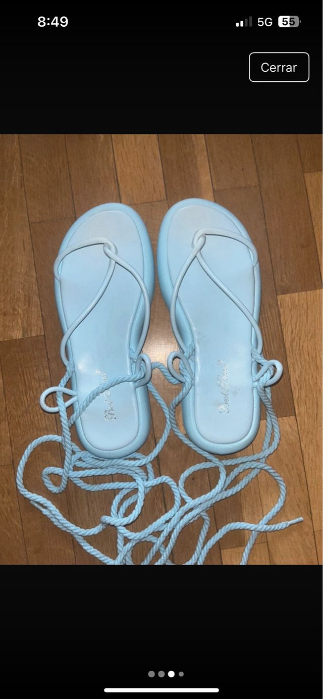 Sandalias planas azules atadas